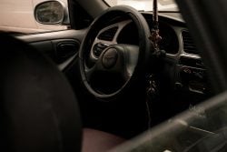 Foto de Youssef Samuil: https://www.pexels.com/pt-br/foto/interior-do-carro-volante-direcao-painel-de-controle-14282064/