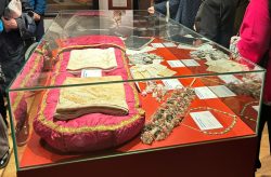 Análise forense na Espanha confirma: tecidos foram utilizados para envolver o corpo de Santa Teresa de Jesus 2 Foto: Sepulcro de Santa Teresa de Jesús/ Facebook