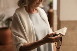 Cuide-se bem! 2 <a href="https://br.freepik.com/fotos-gratis/vista-lateral-de-uma-velhota-a-rezar_64313858.htm">Imagem de freepik</a>