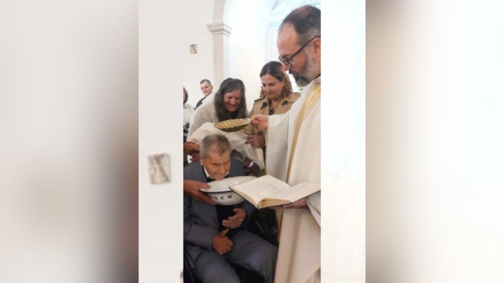 Homem de cem anos recebe os sacramentos de iniciação cristã em Portugal 2 Homem de cem anos recebe os sacramentos de iniciacao crista em Portugal