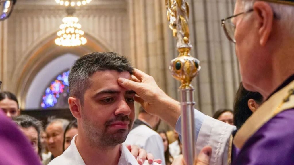 Mais de 300 adultos recebem o sacramento da Crisma em uma única cerimônia na Catedral da Sé de SP 2 Mais de 300 adultos recebem o sacramento da Crisma em uma unica cerimonia na Catedral da Se de SP