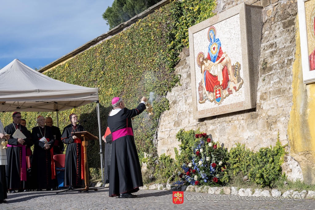 Mosaico de Nossa Senhora das Dores é instalado nos Jardins do Vaticano 6 Mosaico de Nossa Senhora das Dores e instalado nos Jardins do Vaticano 1