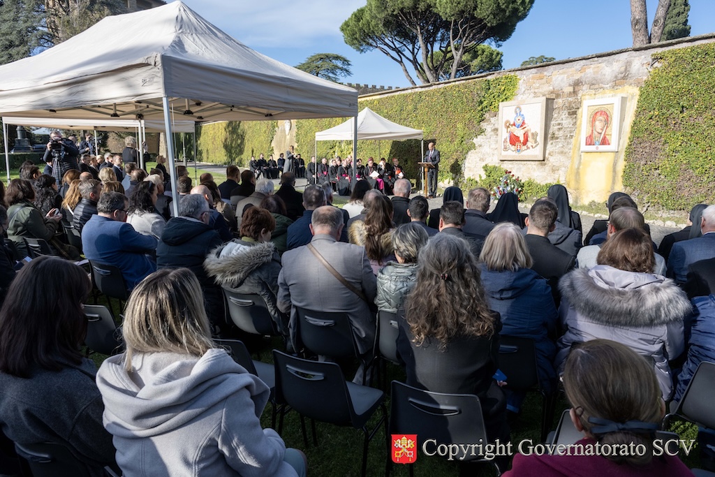 Mosaico de Nossa Senhora das Dores é instalado nos Jardins do Vaticano 4 Mosaico de Nossa Senhora das Dores e instalado nos Jardins do Vaticano 2
