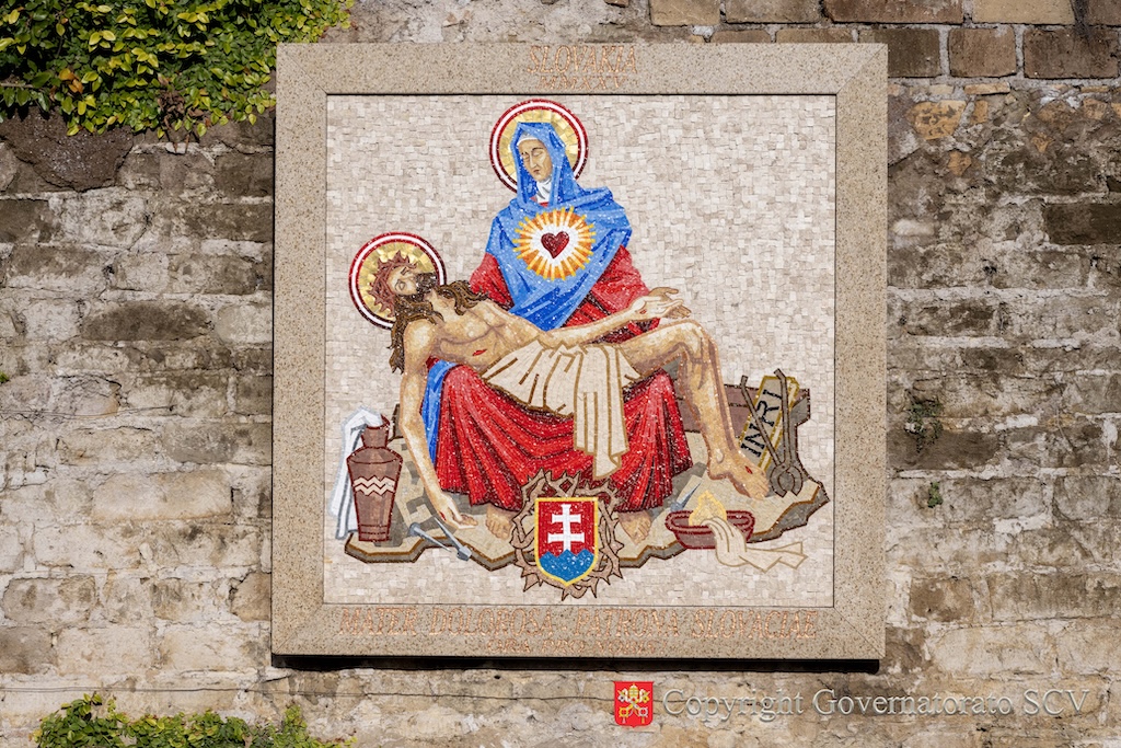 Mosaico de Nossa Senhora das Dores é instalado nos Jardins do Vaticano 3 Mosaico de Nossa Senhora das Dores e instalado nos Jardins do Vaticano 3