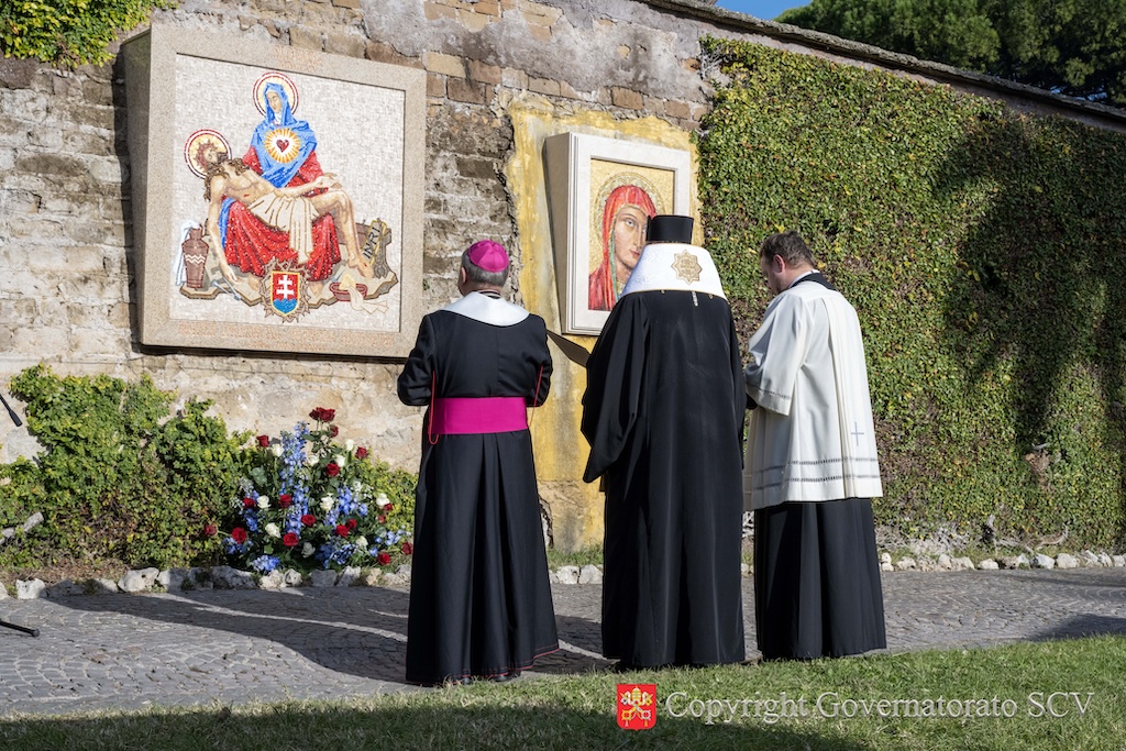 Mosaico de Nossa Senhora das Dores é instalado nos Jardins do Vaticano 5 Mosaico de Nossa Senhora das Dores e instalado nos Jardins do Vaticano 4