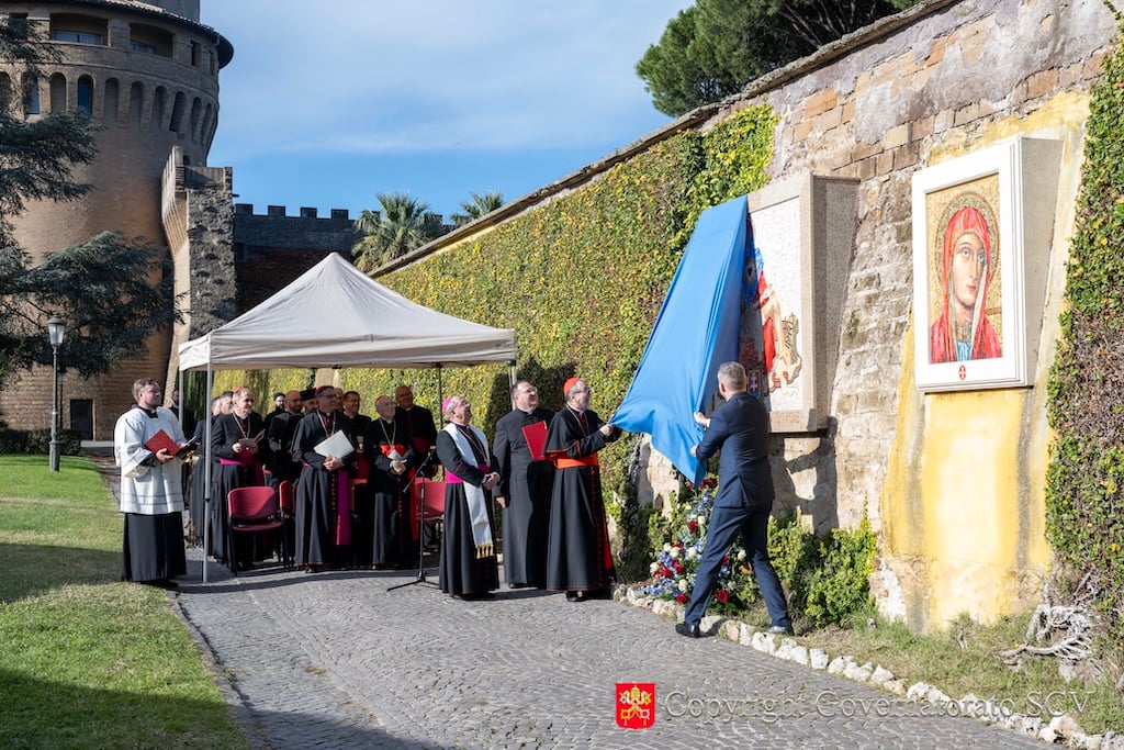Mosaico de Nossa Senhora das Dores é instalado nos Jardins do Vaticano 2 Mosaico de Nossa Senhora das Dores e instalado nos Jardins do Vaticano