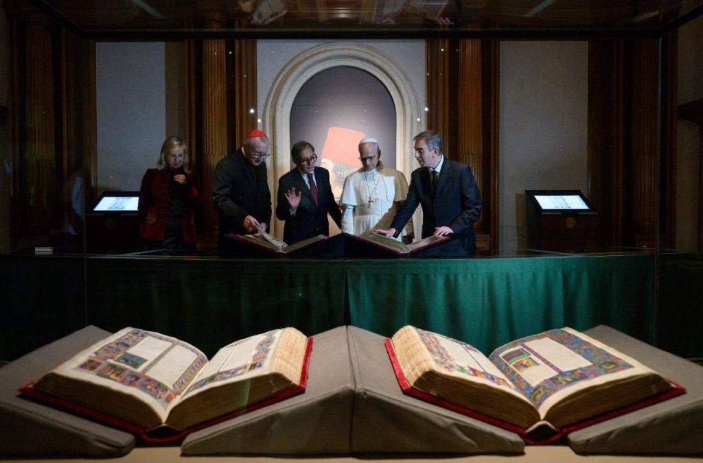 Papa Leão XIV visita exposição sobre a Bíblia na Biblioteca do Senado 2 Papa Leão XIV visita exposição sobre a Bíblia na Biblioteca do Senado