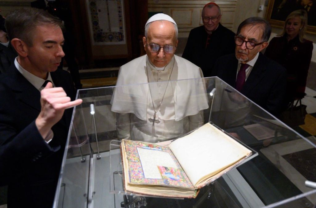 Papa Leão XIV visita exposição sobre a Bíblia na Biblioteca do Senado 3 Papa Leão XIV visita exposição sobre a Bíblia na Biblioteca do Senado