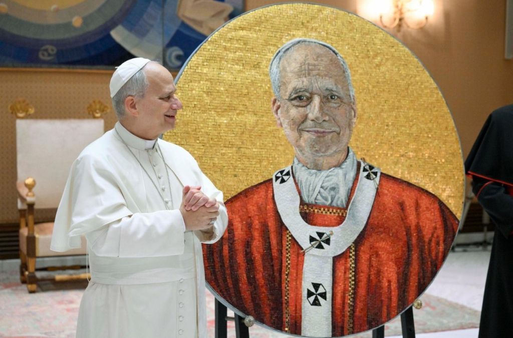 Mosaico retratando Leão XIV é apresentado ao Pontífice no Vaticano 4 Mosaico retratando Leao XIV e apresentado ao Pontifice no Vaticano 1