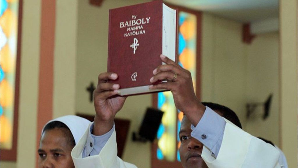 Nova tradução da Bíblia Católica em Malgaxe é lançada em Madagascar 4 Nova traducao da Biblia Catolica em Malgaxe e lancada em Madagascar 1
