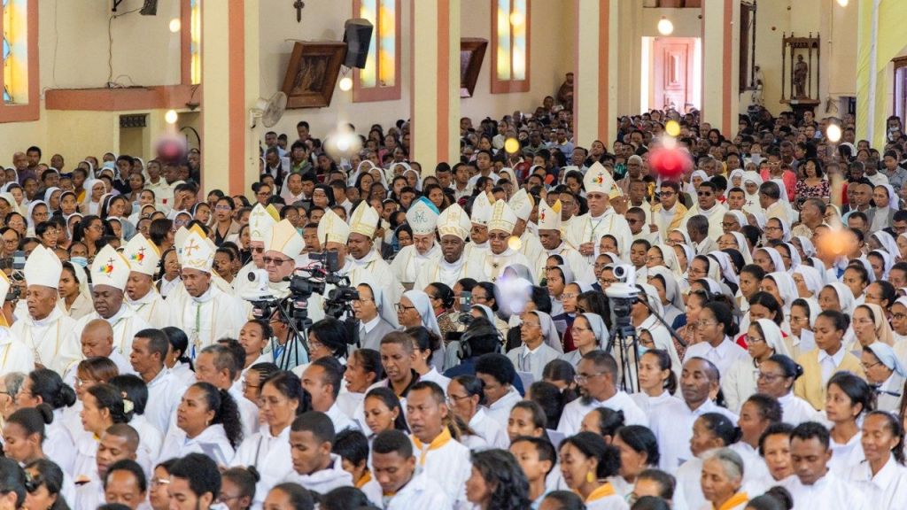 Nova tradução da Bíblia Católica em Malgaxe é lançada em Madagascar 3 Nova traducao da Biblia Catolica em Malgaxe e lancada em Madagascar 3
