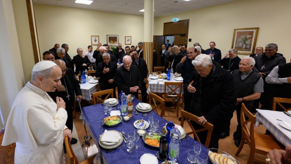 Papa faz visita surpresa aos Bispos peruanos presentes em Roma 2 Papa faz visita surpresa aos Bispos peruanos presentes em Roma 1