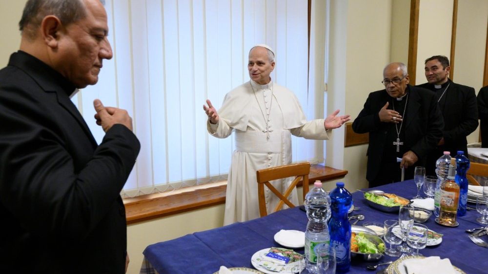 Papa faz visita surpresa aos Bispos peruanos presentes em Roma 3 Papa faz visita surpresa aos Bispos peruanos presentes em Roma 2