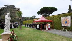 Leão XIV abençoa mosaico mariano e imagem de Santa Rosa de Lima 2 Foto: Vatican Media