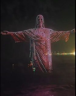 Rio de Janeiro: drones projetam imagem do Cristo Redentor na virada do ano 2 Foto: screenshot/ Instagram/ Alok