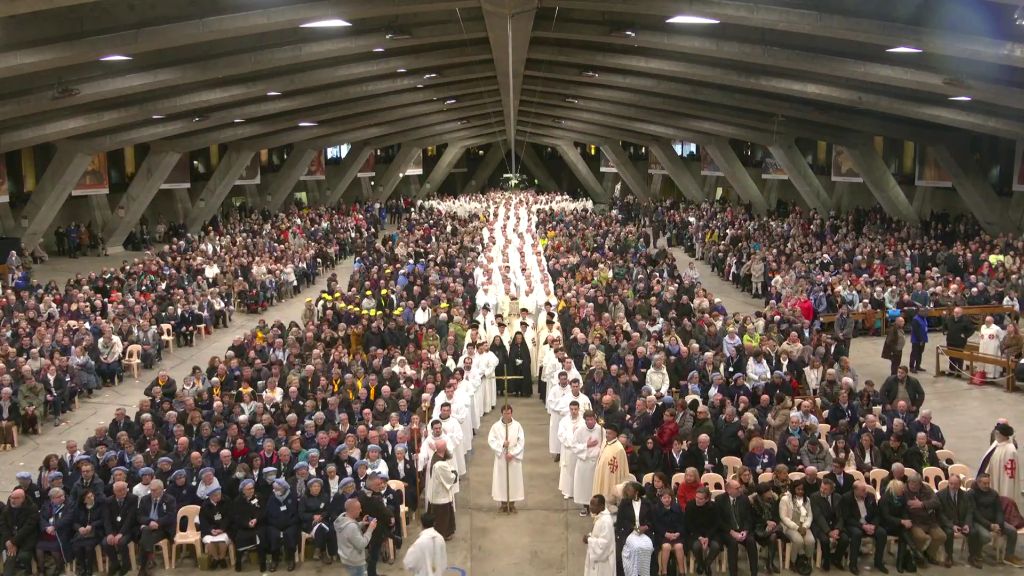 Procissão das Velas reúne milhares de devotos no Santuário de Lourdes 3 Procissao das Velas reune milhares de devotos no Santuario de Lourdes 2