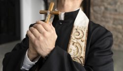 A Igreja floresce: ordenações em sigilo em meio à perseguição na Nicarágua 2 <a href="https://www.freepik.com/free-photo/close-up-priest-praying-with-crucifix_25754575.htm">Image by freepik</a>