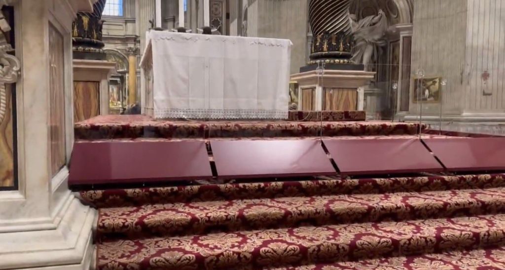 Vaticano: Barreiras antiprofanação são instaladas no altar na Basílica de São Pedro 3 Vaticano Barreiras antiprofanacao sao instaladas no altar na Basilica de Sao Pedro 1