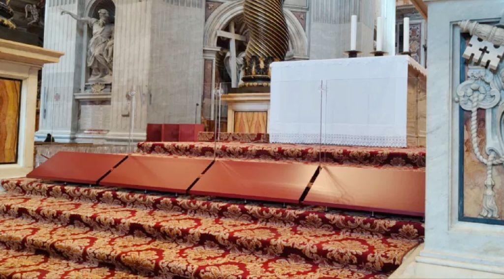 Vaticano: Barreiras antiprofanação são instaladas no altar na Basílica de São Pedro 2 Vaticano Barreiras antiprofanacao sao instaladas no altar na Basilica de Sao Pedro 2