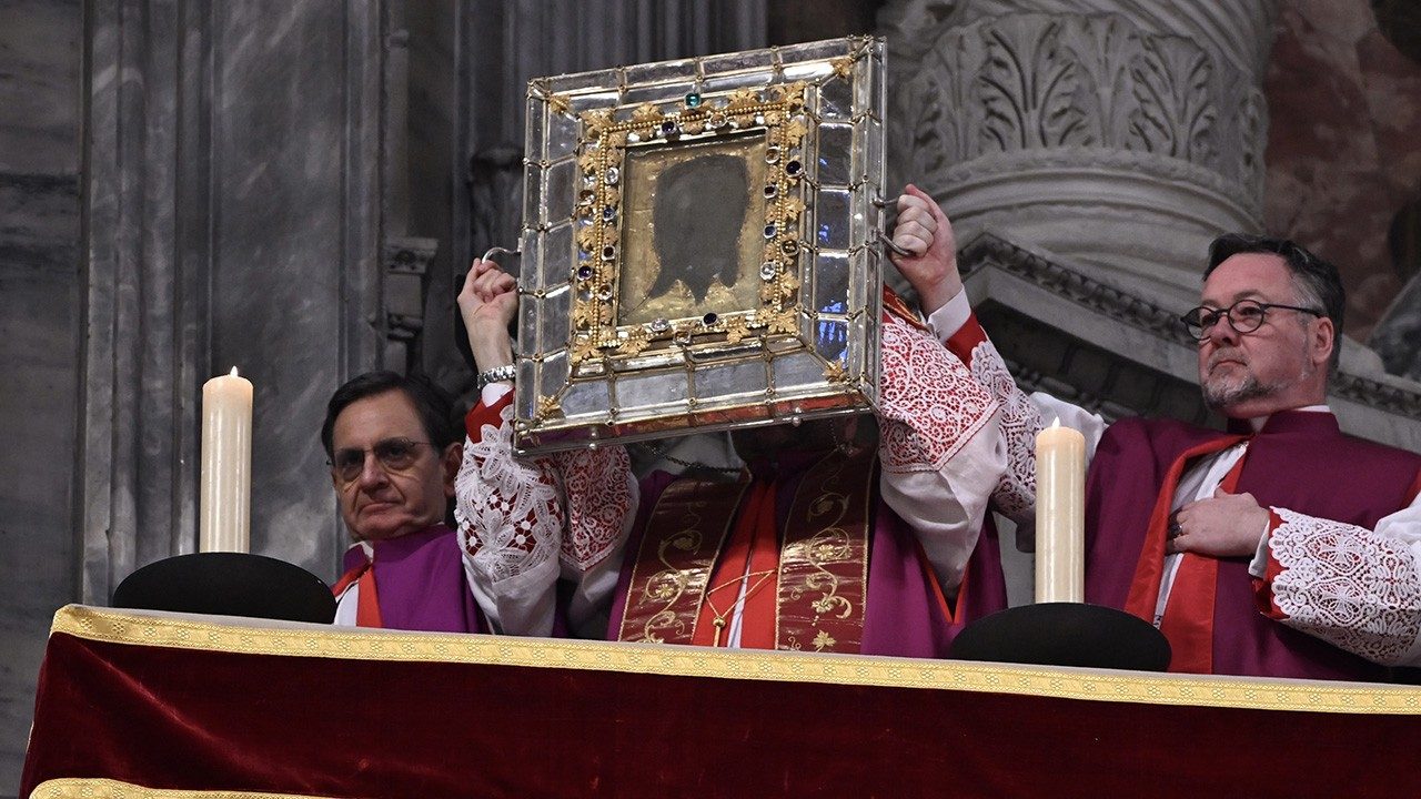 Vaticano: Véu de Verônica é exposto na Basílica de São Pedro 2 Vaticano Veu de Veronica e exposto na Basilica de Sao Pedro 1