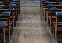 Itália: ninguém inscrito para a catequese em Bolonha 2 <a href="https://br.freepik.com/fotos-gratis/church-pews_1277927.htm">Imagem de jeswin no Freepik</a>