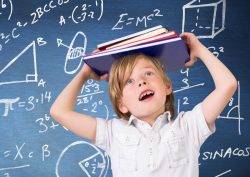 Eles já estão entre nós 2 <a href="https://br.freepik.com/fotos-gratis/lapis-despertador-parquet-teoria-pupila_1077757.htm">Imagem de creativeart no Freepik</a>