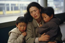 Mãe protesta contra proibição da entrada de crianças em igrejas na China 2 <a href="https://br.freepik.com/imagem-ia-gratis/uma-triste-familia-de-emigrantes-a-viajar_94962374.htm">Imagem de freepik</a>