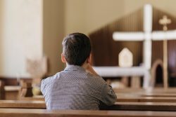 Como garantir o Céu? 2 <a href="https://br.freepik.com/fotos-gratis/vista-traseira-jovem-orando-na-igreja_11302923.htm">Imagem de freepik</a>