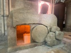 França: paroquiano constrói réplica em tamanho real do túmulo de Cristo 2 Foto: Diocèse de Bayeux-Lisieux/ Facebook