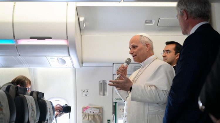 Em voo de retorno a Roma, Leão XIV envia telegrama para chefes de Estado de sete países 2 Em voo de retorno a Roma Leao XIV envia telegrama para chefes de Estado de sete paises