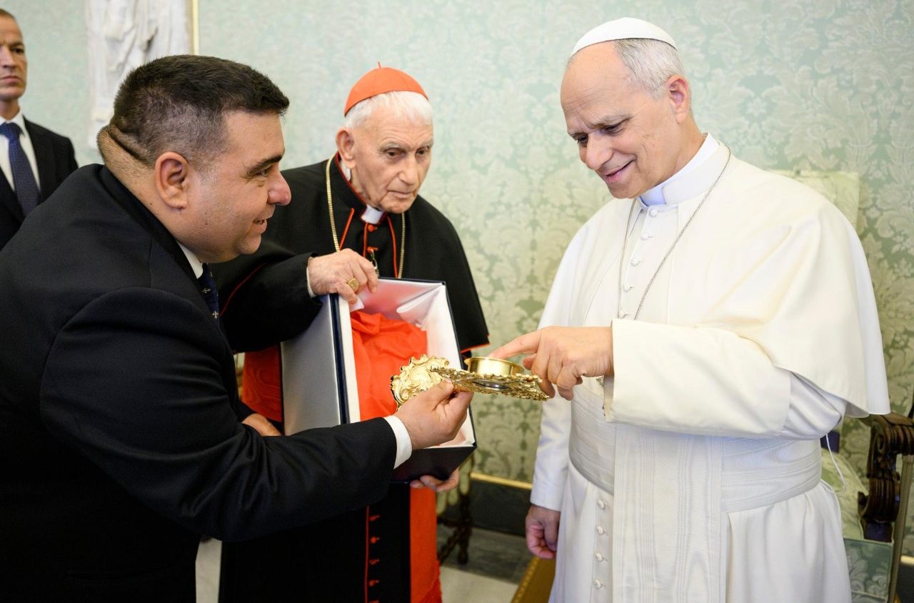Papa Leão XIV é presenteado com relíquias de mártires albaneses 2 Papa Leao XIV e presenteado com reliquias de martires albaneses 1