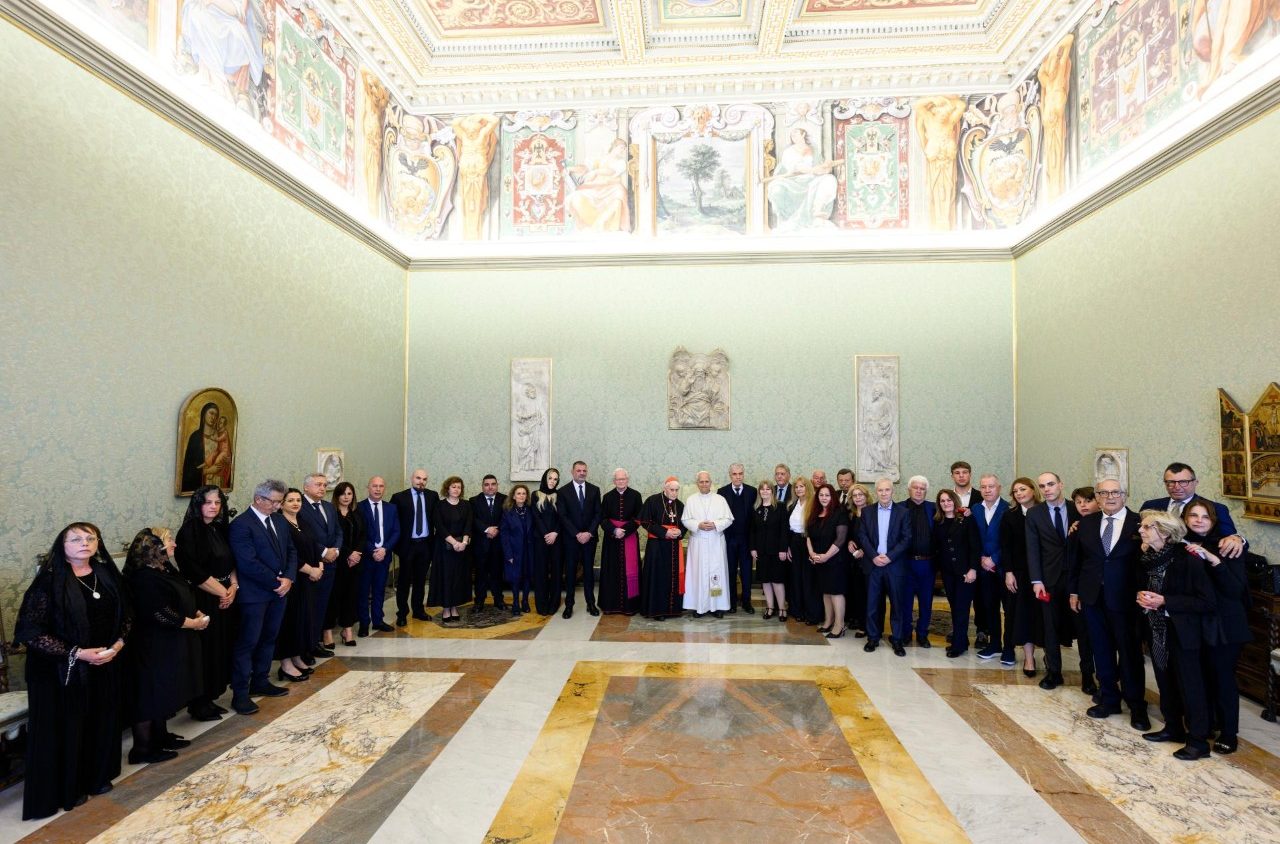 Papa Leão XIV é presenteado com relíquias de mártires albaneses 3 Papa Leao XIV e presenteado com reliquias de martires albaneses 2