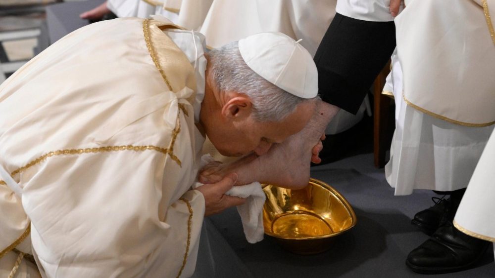 Papa Leão XIV lava os pés de doze sacerdotes na Missa da Ceia do Senhor 2 Papa Leao XIV lava os pes de doze sacerdotes na Missa da Ceia do Senhor 1