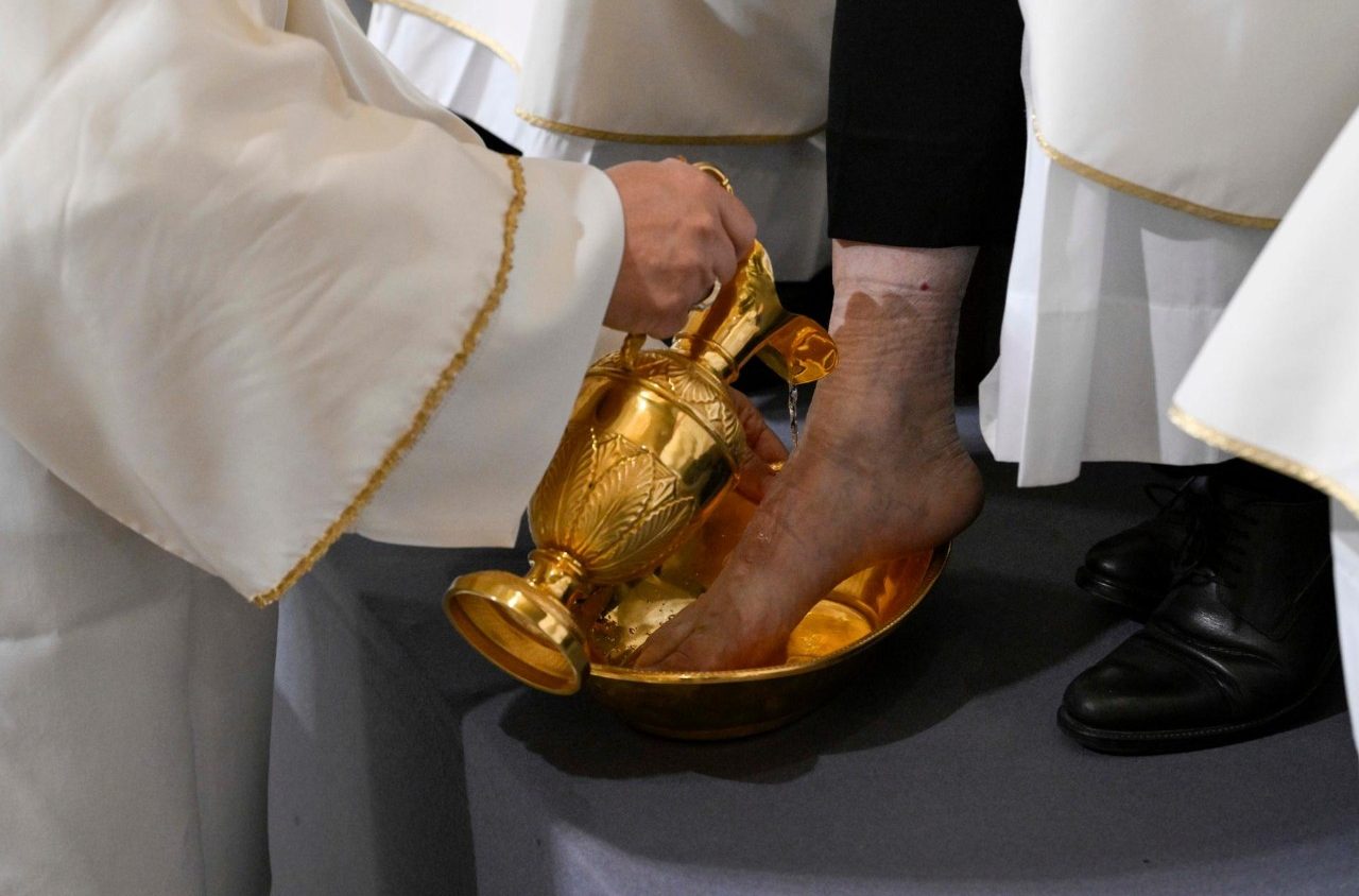 Papa Leão XIV lava os pés de doze sacerdotes na Missa da Ceia do Senhor 4 Papa Leao XIV lava os pes de doze sacerdotes na Missa da Ceia do Senhor 2