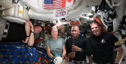 Astronauta da Artemis II compartilha mensagem de Páscoa e revela que lê Bíblia 2 Foto: Victor Glover/ Screenshot/ X/ Nasa