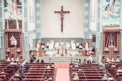 Assistir à missa melhora a saúde? 2 Foto de <a href="https://unsplash.com/pt-br/@matcfelipe?utm_source=unsplash&utm_medium=referral&utm_content=creditCopyText">Mateus Campos Felipe</a> na <a href="https://unsplash.com/pt-br/fotografias/pessoas-sentadas-em-cadeiras-vermelhas-e-brancas-dentro-da-igreja-WpiO23L_TC4?utm_source=unsplash&utm_medium=referral&utm_content=creditCopyText">Unsplash</a>