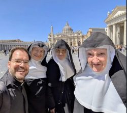 Religiosas idosas do polêmico Mosteiro de Goldenstein viajam a Roma sem autorização 2 Foto: realnonnengoldenstein/ Instagram