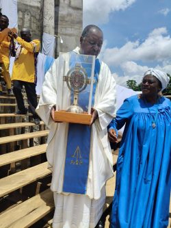 Imagem de Nossa Senhora de Lourdes e relíquias de Santa Bernadette chegam ao país africano Camarões 3 687042685 1427462409425432 6224067545117670370 n