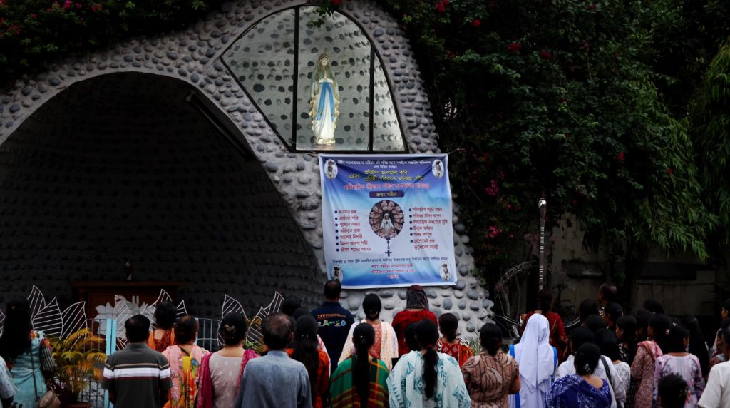 Bangladesh: Católicos rezam terço durante o mês de maio para reconduzir jovens à Fé 2 Bangladesh Catolicos rezam terco durante o mes de maio para reconduzir jovens a Fe