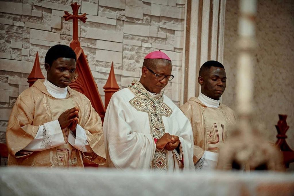 Bispo nigeriano pede orações pela libertação de sacerdote sequestrado 2 Bispo nigeriano pede oracoes pela libertacao de sacerdote sequestrado 1