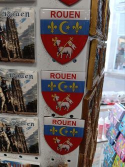 Rouen: Brasão da cidade alterado com cordeiro degolado e crescente islâmico 2 Foto: Action Française, Rouen/ X