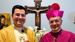 Sacerdote nicaraguense ordenado em Miami após fugir da perseguição da ditadura de Ortega 2 Pe. Cristhian David Mendieta Hernández e Dom Silvio Báez Foto: Carmelite Quotes/ X