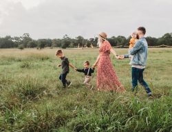 Viver é estar juntos 2 Foto de <a href="https://unsplash.com/pt-br/@jessicarockowitz?utm_source=unsplash&utm_medium=referral&utm_content=creditCopyText">Jessica Rockowitz</a> na <a href="https://unsplash.com/pt-br/fotografias/mulher-segurando-as-maos-do-homem-e-da-crianca-durante-o-dia-5NLCaz2wJXE?utm_source=unsplash&utm_medium=referral&utm_content=creditCopyText">Unsplash</a>