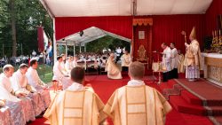 FSSPX ordena 10 padres às vésperas das anunciadas ordenações episcopais sem mandato pontifício 2 Foto: FSSPX Actualités : Fraternité Sacerdotale Saint-Pie X/ Facebook