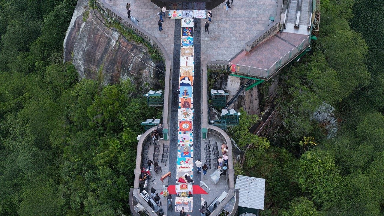 Santuário Cristo Redentor ganha tapete de Corpus Christi com 30 metros de extensão 2 Santuario Cristo Redentor ganha tapete de Corpus Christi com 30 metros de extensao 1