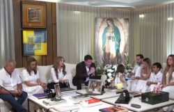 Colômbia: candidato a presidência Abelardo de la Espriella reza terço em família 2 Foto: screenshot/ X