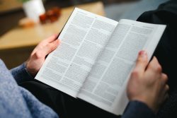 A leitura espiritual é necessária? 2 Foto de <a href="https://unsplash.com/pt-br/@worshae?utm_source=unsplash&utm_medium=referral&utm_content=creditCopyText">Worshae</a> na <a href="https://unsplash.com/pt-br/fotografias/uma-pessoa-sentada-em-um-sofa-lendo-um-livro-qiBDfbdfA6o?utm_source=unsplash&utm_medium=referral&utm_content=creditCopyText">Unsplash</a>