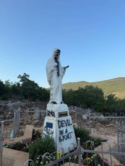 Medjugorje: imagem da Virgem Maria profanada e altar incendiado 2 Foto: Slovenský dohovor za rodinu/ Facebook