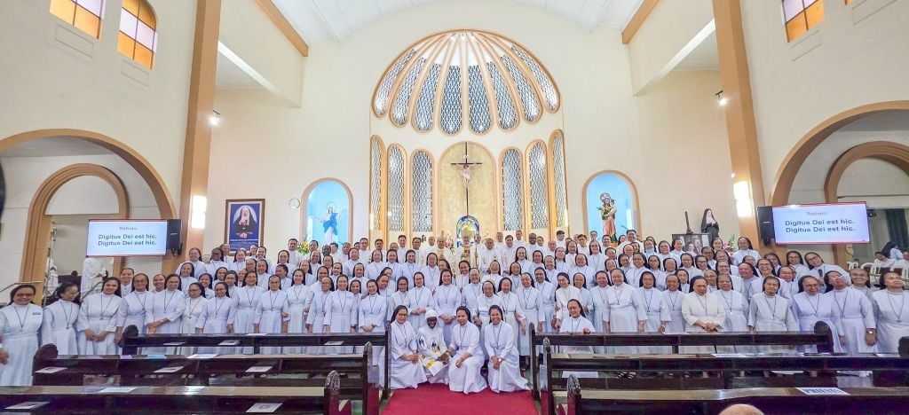 Filipinas: Núncio apostólico exorta jovens a atenderem o chamado de Deus para a vida religiosa 2 Religiosas da Virgem Maria reunidas em igreja com Dom Charles John Brown, Núncio Apostólico nas Filipinas.