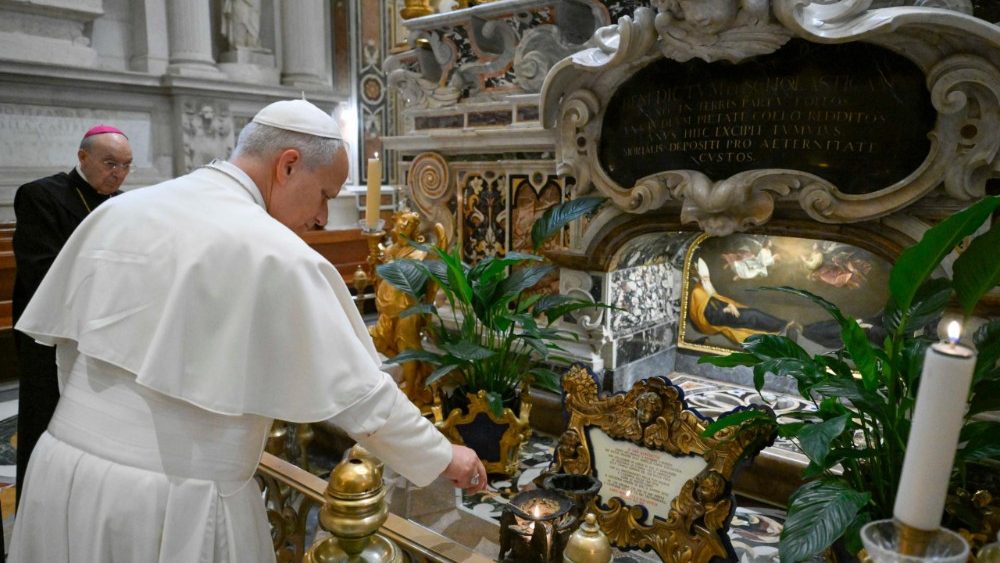 Papa Leão XIV visita Abadia de Montecassino e reza pela paz mundial 2 Papa Leao XIV visita Abadia de Montecassino e reza pela paz mundial 1